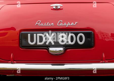 2023 avril - Classic Red Mini Cooper au Pageant of Motaing on the pelouses at Weston super Mare, dans le nord du Somerset, Royaume-Uni. Banque D'Images