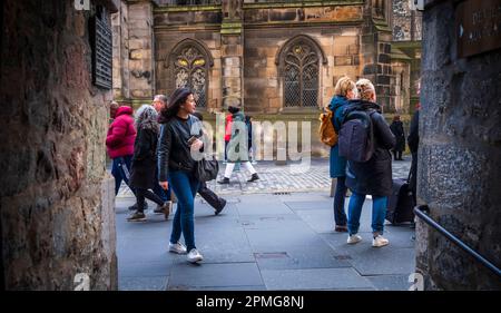 Touristes dans la rue High Street d'Édimbourg - partie du Royal Mile. Banque D'Images