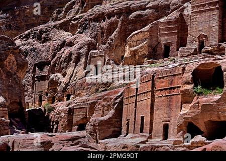 Rue des façades Petra ville de Nabataean caravane-ville façades découpées en roche Jordanie grès sculpté désert de roche. Banque D'Images