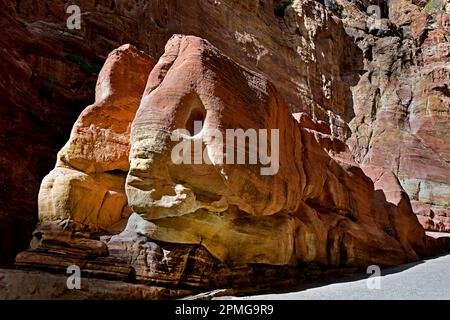 Une formation rocheuse naturelle en grès connue sous le nom d’Elephant Rock en raison de sa forme semblable à un éléphant créée par des siècles d’érosion éolienne sur le sentier des canyons à Petra, Jordanie Banque D'Images