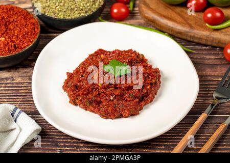 Piment chaud sauce harissa. pâte de piment rouge ou adjika Banque D'Images