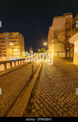 Lisbonne la nuit avec des routes pavées et pavées Banque D'Images