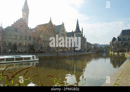 Lever de soleil sur la rivière Leie avec architecture historique à Gand, Flandre, Belgique. Banque D'Images