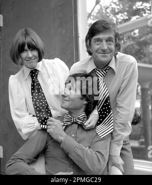 Photo du dossier datée du 12/09/72 de la designer de mode Mary Quant, assistée par la styliste de cheveux Vidal Sassoon, au centre, et la personnalité de la télévision Michael Parkinson, montrant certains des spécimens dans sa dernière entreprise, le tour de cou pour hommes. La coutumieuse Mary Quant est décédée à l'âge de 93 ans, a déclaré sa famille. Une déclaration de sa famille à l'agence de presse PA a déclaré qu'elle « a fait paisiblement ce matin à Surrey, au Royaume-Uni ». Date de publication : jeudi 13 avril 2023. Banque D'Images