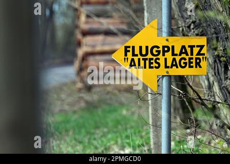 13 avril 2023, Brandebourg, Niedergörsdorf: Un panneau indique l'aérodrome 'Altes Lager', où il y a eu un accident avec un avion ultraléger. Photo: Michael Bahlo/dpa Banque D'Images