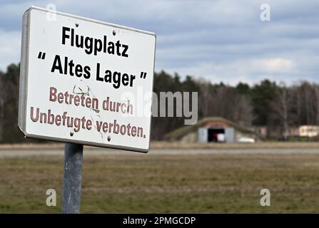 13 avril 2023, Brandebourg, Niedergörsdorf: Derrière un panneau et une piste, vous pouvez voir un vieux hangar d'avion avec un avion ultraléger. A l'aérodrome 'Altes Lager', il y a eu un accident avec un avion ultraléger. Photo: Michael Bahlo/dpa Banque D'Images