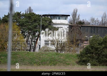 13 avril 2023, Brandebourg, Niedergörsdorf: L'ancienne tour de l'aérodrome 'Altes Lager', où il y a eu un accident avec un avion ultraléger. Photo: Michael Bahlo/dpa Banque D'Images