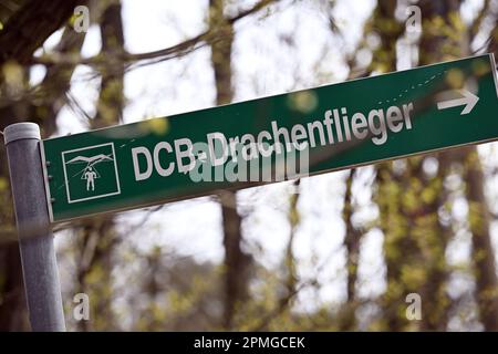 13 avril 2023, Brandebourg, Niedergörsdorf: Un panneau indique le DCB-Drachenflieger Club Berlin, qui utilise l'aérodrome 'Altes Lager', où il y a eu un accident avec un avion ultraléger. Photo: Michael Bahlo/dpa Banque D'Images