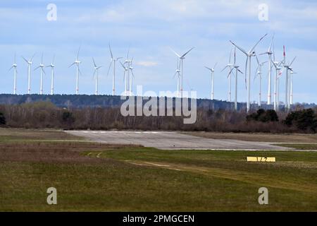 13 avril 2023, Brandebourg, Niedergörsdorf: La fin de la piste de l'aérodrome 'Altes Lager', où il y a eu un accident avec un avion ultraléger. Photo: Michael Bahlo/dpa Banque D'Images