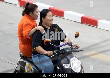 SAMUT PRAKAN, THAÏLANDE, 31 2023 JANVIER, deux femmes gaies se rassemblent sur une moto Banque D'Images