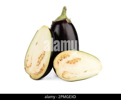 Une aubergine entière et une aubergine coupées en deux moitiés sur fond blanc. Copier l'espace. Banque D'Images