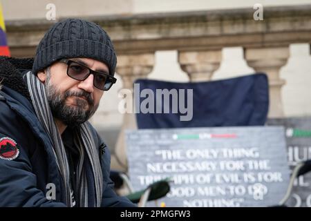 Londres, Royaume-Uni. 13 avril 2023. Le gréviste de la faim entre Britanniques et Iraniens Vahid Beheshti devant le Foreign, Commonwealth & Development Office lors de sa campagne de 50th jours sans nourriture pour amener le gouvernement britannique à proscrire la Revolutionary Guard Corp (IRGC) en Iran en tant qu'organisation terroriste. Crédit : Ron Fassbender/Alamy Live News Banque D'Images