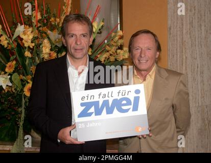 Cologne, Allemagne. 21st août 2006. ARCHIVE PHOTO: Claus-Theo GAERTNER fête son anniversaire de 80th sur 19 avril 2023, 'Ein Fall für Zwei' - la populaire série de crime de ZDF célèbre son anniversaire de 25th écran cette année. Claus Theo GAERTNER (à droite) comme détective privé Josef Matula et Paul FRIELINGHAUS comme avocat Dr. See Markus Lessing, 08/21/2006. ? Credit: dpa/Alay Live News Banque D'Images