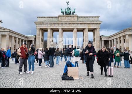 25.03.2023, Berlin, Allemagne, Europe - Un sans-abri avec un signe mend à la place de Paris (Pariser Platz) en face de la porte de Brandebourg. Banque D'Images