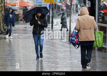Londres, Royaume-Uni. 31st mars 2023. Une femme tient un parapluie pour la protéger de la pluie à Londres. Un temps sec et chaud est prévu pour les prochains jours. Crédit : SOPA Images Limited/Alamy Live News Banque D'Images