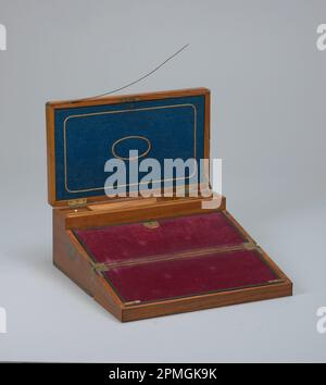 Bureau (Chine); cèdre (?), laiton, soie, velours, coton imprimé, papier de doublure imprimé en bloc, verre, tresse en or métallique Banque D'Images