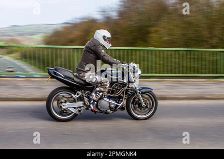 1998 90s années 90 SUZUKI GSF 1200 X Inline four Black Vintage Motorcycle Sports Pétrol 1157 cc; traversée du pont autoroutier M61 dans le Grand Manchester, Royaume-Uni Banque D'Images