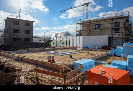 Duisburg, Rhénanie-du-Nord-Westphalie, Allemagne - terrain de construction, immeuble résidentiel dans une nouvelle zone de développement, nouvelle zone de développement avec maison unifamiliale Banque D'Images