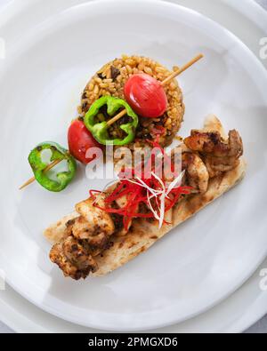 Brochettes de poulet - viande grillée avec légumes sur fond blanc. Brochettes de kebab de poulet. Banque D'Images