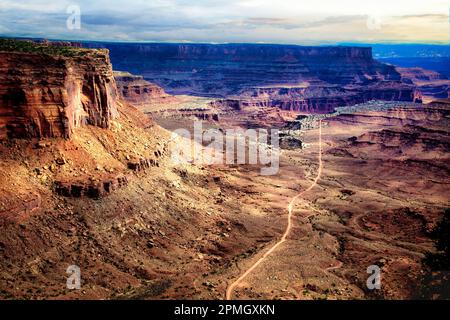 Le sentier Shafer Canyon Trail longe le fond de la vallée dans le parc national de Canyonlands, Utah. Banque D'Images
