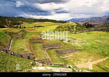 Les ruines de Sacsayhuaman et la statue du Christ dans les collines au-dessus de Cusco, Pérou. Banque D'Images