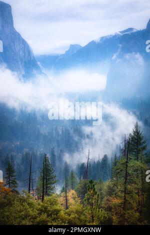 Le nuage et le paysage de la vallée de Yosemite depuis la vue du tunnel. Parc national de Yosemite, Californie. Banque D'Images