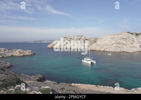 Les navires naviguant dans la mer dans l'archipel du Frioul près de Marseille, France Banque D'Images