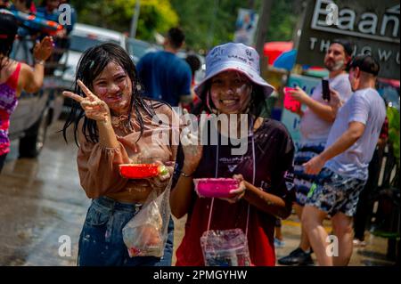 Plage de 13 avril 2023-Thung Wua Laen - région de Chumphon : les foules célèbrent Songkran, nouvel an thaïlandais, en barbotant les uns les autres avec de l'eau colorée ou en peignant e Banque D'Images