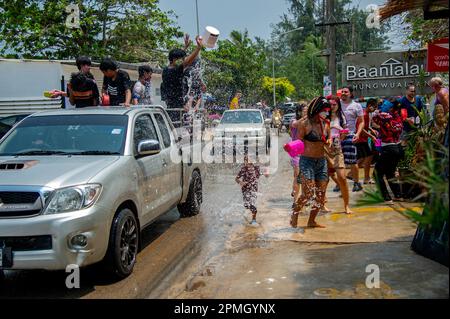 Plage de 13 avril 2023-Thung Wua Laen - région de Chumphon : les foules célèbrent Songkran, nouvel an thaïlandais, en barbotant les uns les autres avec de l'eau colorée ou en peignant e Banque D'Images