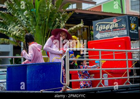 Plage de 13 avril 2023-Thung Wua Laen - région de Chumphon : les foules célèbrent Songkran, nouvel an thaïlandais, en barbotant les uns les autres avec de l'eau colorée ou en peignant e Banque D'Images