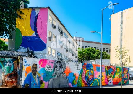 Rio de Janeiro, Brésil - 4 avril 2023: Art urbain coloré dans un mur de ciment et extérieur de bâtiment Banque D'Images