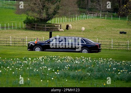 LE président AMÉRICAIN Joe Biden quitte Farmleigh House, Dublin, après une réunion avec Taoiseach Leo Varadkar, le troisième jour de sa visite sur l'île d'Irlande. Date de la photo: Jeudi 13 avril 2023. Banque D'Images