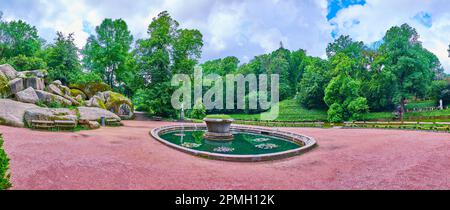 Vue panoramique sur la place de l'Assemblée, la grande zone de marche avec piscine, parc Sofiyivka, Uman, Ukraine Banque D'Images