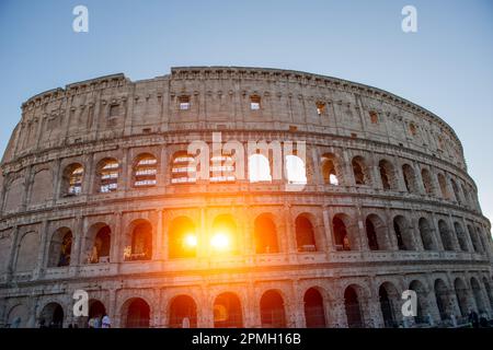 Colisée, connu à l'origine sous le nom d'Amphithéâtre Flavian . C'est le plus grand amphithéâtre romain du monde Banque D'Images