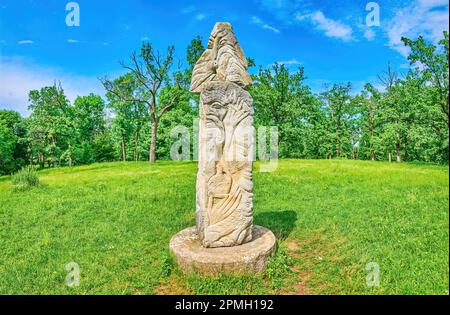 Idoles païennes slaves avec des images de dieux sur la pelouse du parc Sofiyivka, Uman, Ukraine Banque D'Images