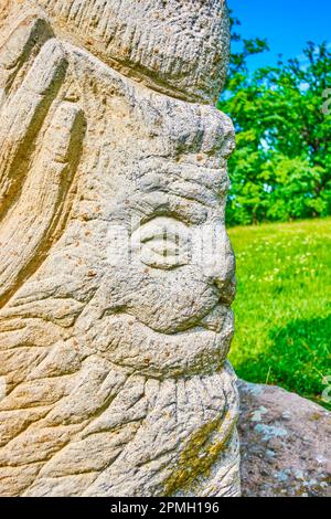 Les images des anciens dieux sur la sculpture de l'Idol Pagan Slave, arboretum du parc Sofiyivka, Uman, Ukraine Banque D'Images