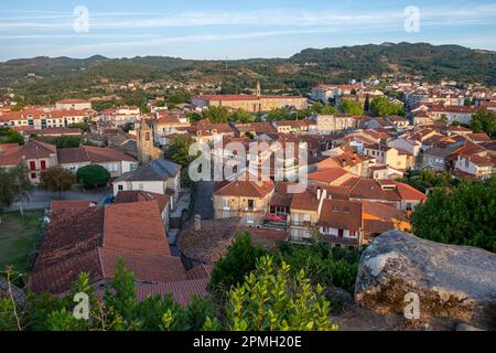 Vue générale sur les maisons et le couvent du village médiéval d'Allariz. Galice. Espagne. Banque D'Images