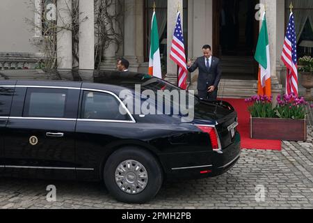 Taoiseach Leo Varadkar donne un pouce à un président américain sortant Joe Biden (non représenté) devant la maison de Farmleigh, Dublin, le troisième jour de sa visite sur l'île d'Irlande. Date de la photo: Jeudi 13 avril 2023. Banque D'Images