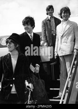 THE BEATLES GEORGE HARRISON PAUL McCartney RINGO STARR et JOHN LENNON à bord d'un B.E.A. Vol vers Munich depuis l'aéroport de Londres (Heathrow) fin juin 1966 pour commencer une visite de l'Allemagne de l'Ouest, du Japon et des Philippines du 24th juin au 4th juillet 1966 photo publiée comme publicité par British European Airways / B.E.A. Unité photo Banque D'Images