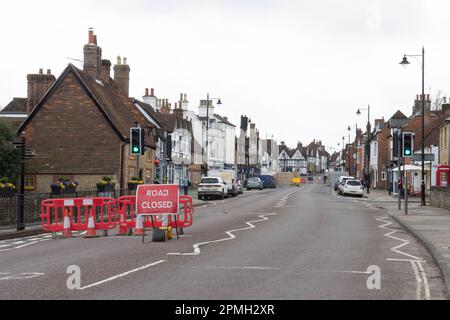 La route principale A286, A272 traversant Midhurst, West Sussex, a fermé en raison d'un incendie détruisant l'hôtel Angel et trois boutiques voisines, pris en avril 2023 Banque D'Images