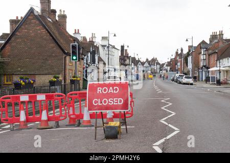 La route principale A286, A272 traversant Midhurst, West Sussex, a fermé en raison d'un incendie détruisant l'hôtel Angel et trois boutiques voisines, pris en avril 2023 Banque D'Images