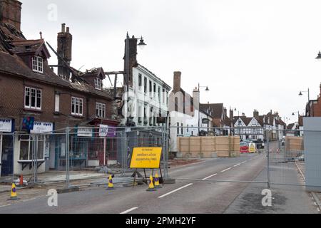 La route principale A286, A272 traversant Midhurst, West Sussex, a fermé en raison d'un incendie détruisant l'hôtel Angel et trois boutiques voisines, pris en avril 2023 Banque D'Images