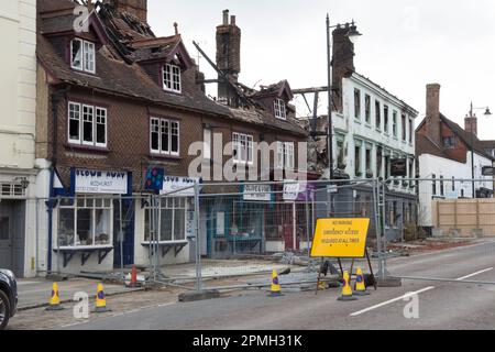 La route principale A286, A272 traversant Midhurst, West Sussex, a fermé en raison d'un incendie détruisant l'hôtel Angel et trois boutiques voisines, pris en avril 2023 Banque D'Images