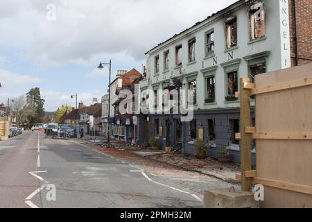 La route principale A286, A272 traversant Midhurst, West Sussex, a fermé en raison d'un incendie détruisant l'hôtel Angel et trois boutiques voisines, pris en avril 2023 Banque D'Images