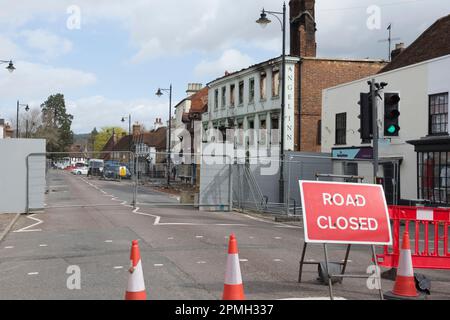 La route principale A286, A272 traversant Midhurst, West Sussex, a fermé en raison d'un incendie détruisant l'hôtel Angel et trois boutiques voisines, pris en avril 2023 Banque D'Images