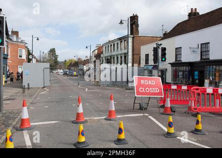 La route principale A286, A272 traversant Midhurst, West Sussex, a fermé en raison d'un incendie détruisant l'hôtel Angel et trois boutiques voisines, pris en avril 2023 Banque D'Images