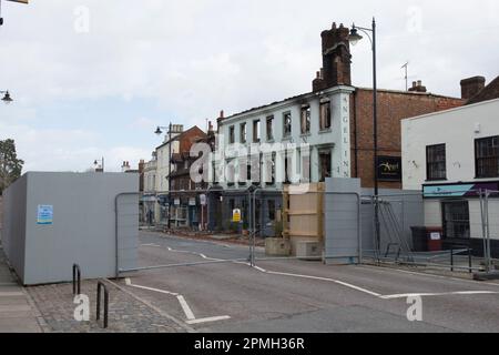 La route principale A286, A272 traversant Midhurst, West Sussex, a fermé en raison d'un incendie détruisant l'hôtel Angel et trois boutiques voisines, pris en avril 2023 Banque D'Images