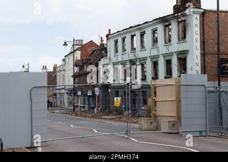 La route principale A286, A272 traversant Midhurst, West Sussex, a fermé en raison d'un incendie détruisant l'hôtel Angel et trois boutiques voisines, pris en avril 2023 Banque D'Images