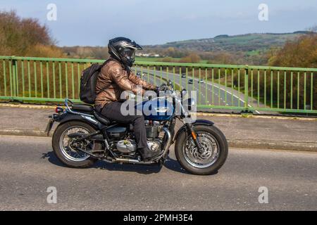 2020 Blue TRIUMPH BONNEVILLE Speedmaster Parallel Twin EU4 Motorcycle Roadster Pétrol 1200cc; traversée du pont autoroutier M61 dans le Grand Manchester, Royaume-Uni Banque D'Images