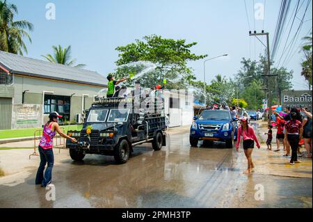 Plage de 13 avril 2023-Thung Wua Laen - région de Chumphon : les foules célèbrent Songkran, nouvel an thaïlandais, en barbotant les uns les autres avec de l'eau colorée ou en peignant e Banque D'Images